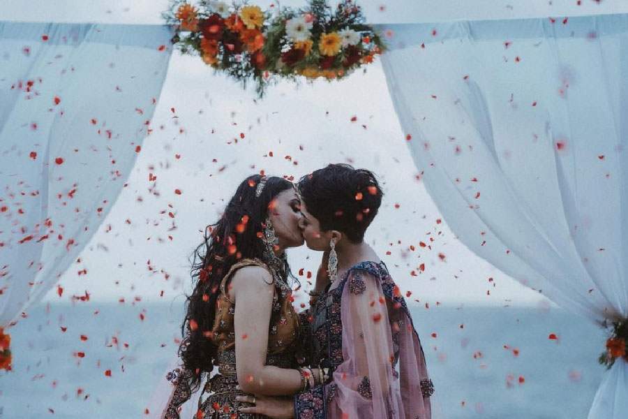 আনুষ্ঠানিক ভাবে ফতিমা আর আধিলার বিয়ে হয়নি এখনও। আইনি বিবাহের বন্ধনেও তাঁরা আবদ্ধ নন। আংটিবদল করে একটি ফটোশুট করেছেন মাত্র। তবে আগামী দিনে বিয়ে করার পরিকল্পনা রয়েছে বলে জানিয়েছেন দু’জনেই।