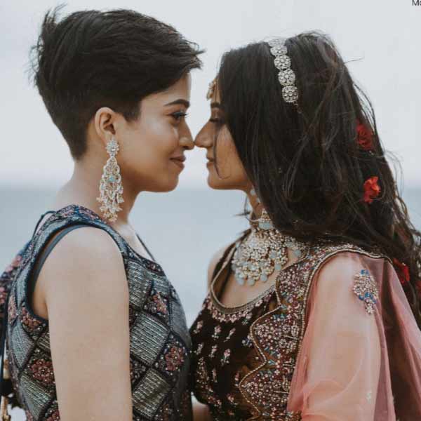 সৌদি থেকে স্কুলের গণ্ডি পেরিয়ে ফতিমা এবং আধিলা উচ্চশিক্ষার জন্য চলে আসেন ভারতে। তাঁরা দু’জনেই কেরলের বাসিন্দা। সেখানে ডিগ্রি কোর্সের জন্য পড়াশোনা করেন তাঁরা। পরে কোভিড অতিমারির সময় ফতিমাকে নিয়ে সৌদিতে ফিরে যান তাঁর বাবা-মা। 