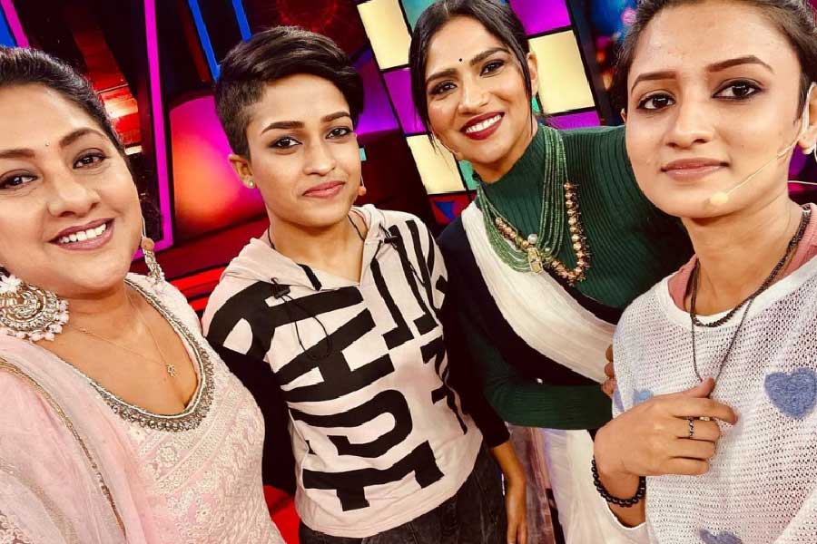 পড়াশোনা শেষ করার পর দু’জনেই চেন্নাইয়ে চাকরি পান। গত মে মাসে বাড়ি ছেড়ে বেরিয়ে আসেন তাঁরা। চেন্নাইয়ে এলজিবিটিকিউ গোষ্ঠী পরিচালিত একটি হোমে আশ্রয় নেন ফতিমা এবং আধিলা। সেখানে লিভ-ইন সম্পর্কে ছিলেন বেশ কিছু দিন।