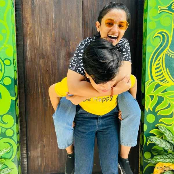 তবে বেশি দিন এক সঙ্গে থাকতে পারেননি। প্রথমে পরিবার, পরে পুলিশ এসে হানা দেয় তাঁদের হোমে। আধিলার বাবা-মা তাঁকে এবং ফতিমাকে নিয়ে যান মুপ্পাথাডমের বাড়িতে। সেখানে ফতিমার পরিবার এসে মেয়েকে নিয়ে যান নিজেদের বাড়িতে।