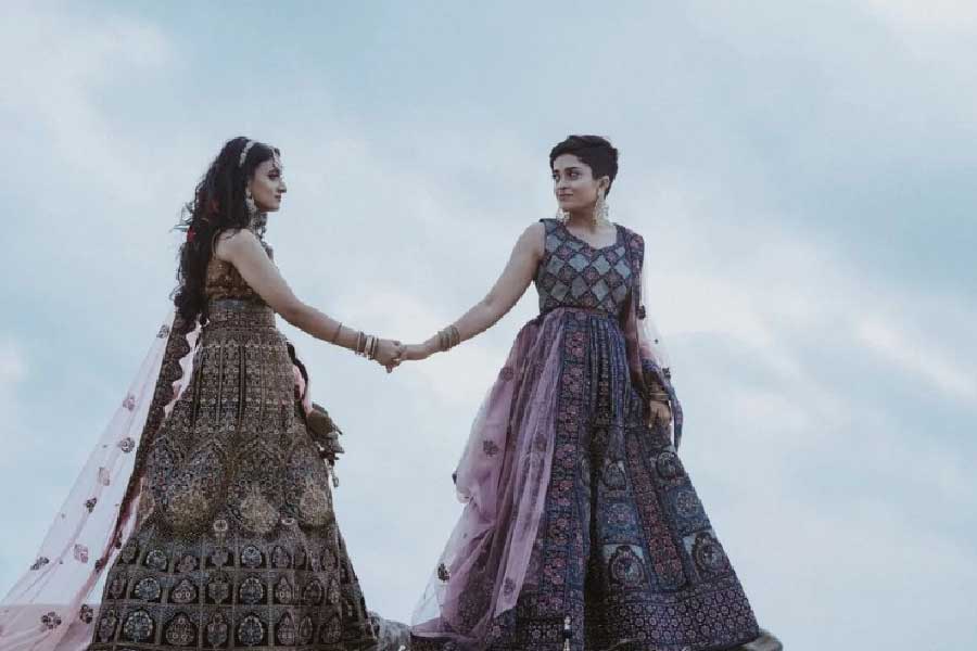 ভারতে সমলিঙ্গ বিবাহে এখনও আইনের সম্মতি নেই। তাই ফতিমা, আধিলার চার হাত এক হয়নি এখনও। তাঁরা আংটিবদলের মাধ্যমে একটি ফটোশুট করেছেন শুধু। সেই সঙ্গে জানিয়েছেন, ভবিষ্যতে বিয়েও করতে চান।