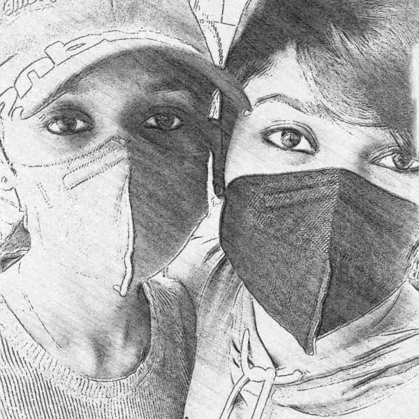 আদালতের সবুজ সঙ্কেত থাকলেও সমাজের টিপ্পনী হামেশাই সহ্য করতে হয় এই দুই সমলিঙ্গ যুগলকে। অনেকেই তাঁদের নিয়ে প্রকাশ্যে বা নেপথ্যে নানা রকম আলোচনা করেন। কেউ কেউ আবার হাসাহাসিও করে থাকেন। কিন্তু সে সব পাত্তা দেন না দু’জনের কেউই।