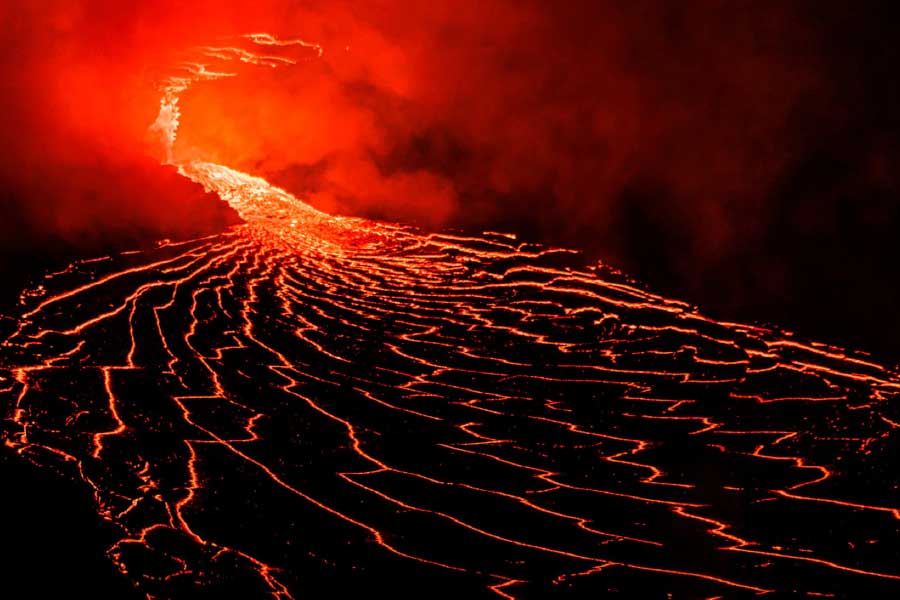 মাউনা লোয়া আগ্নেয়গিরি হাওয়াই দ্বীপের প্রায় অর্ধেকটা জুড়ে রয়েছে। ১৮৪৩ সাল থেকে এই আগ্নেয়গিরি এখনও পর্যন্ত মোট ৩৩ বার জেগে উঠেছে। আমেরিকার ভূতাত্ত্বিক বিভাগের তথ্য অনুযায়ী, ১৮৪৩-এর আগে মাউনা লোয়ার অগ্ন্যুৎপাতের কোনও নথি সরকারের কাছে ছিল না। 