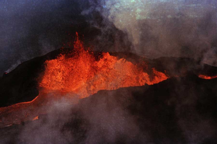 ১৯৮৪ সালে শেষ বার মাউনা লোয়ায় অগ্ন্যুৎপাত হয়েছিল। এর পর দীর্ঘ ৩৮ বছর শান্তই থেকেছে মাউনা লোয়া। ১৮৪৩-এর পর থেকে এত দীর্ঘ ব্যবধানে কখনও শান্ত থাকতে দেখা যায়নি এই আগ্নেয়গিরিকে।