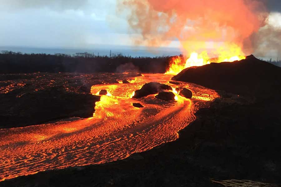 অগ্ন্যুৎপাত শুরুর পর আগ্নেয়গিরির এক পাশ থেকে বইতে শুরু করেছে লাভা প্রবাহ। তবে এই লাভার প্রভাবে হাওয়াই জাতীয় উদ্যানের বসতির উপর পড়বে না বলেও সোমবার দুপুরে আমেরিকার ভূতাত্ত্বিকরা জানিয়েছেন। তবে আপাতত পর্যটকদের জন্য বন্ধই রাখা হচ্ছে জাতীয় উদ্যানের দরজা। পাহাড়ে ট্রেকিং করতে যাওয়ার উপরেও জারি করা হয়েছে নিষেধাজ্ঞা।