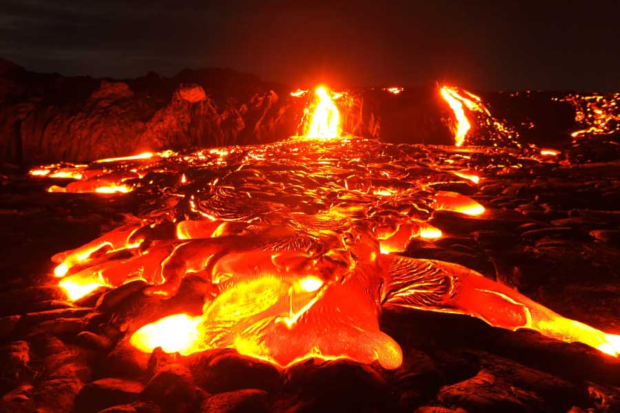 আমেরিকার ভূতত্ত্ব বিভাগের তরফে জানানো হয়েছে, অগ্ন্যুৎপাতের ফলে বেরনো লাভা প্রধানত উত্তর-পূর্বের এলাকাগুলিকে প্রভাবিত করবে। কিন্তু উত্তর-পূর্বে আগ্নেয়গিরির কাছে পিঠে বসতি না থাকায় সে রকম কোনও চিন্তার কারণ নেই। তবে, আগ্নেয়গিরির গ্যাস এবং সূক্ষ্ম ছাই হাওয়ার কারণে অনেক দূর পর্যন্ত ছড়িয়ে যেতে পারে।