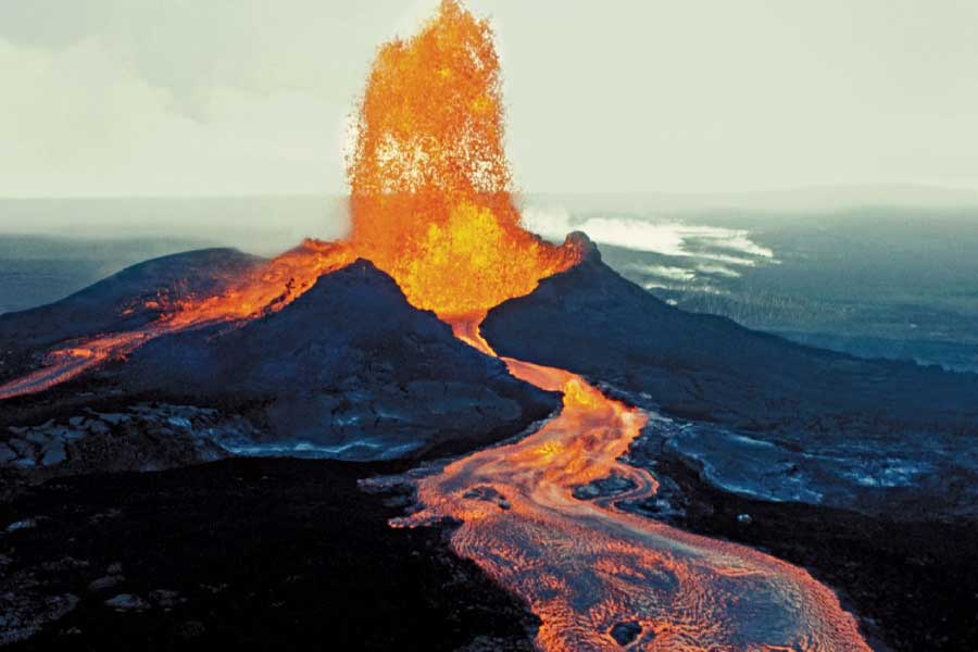 মাউনা লোয়ার অগ্ন্যুৎপাতের কারণে বিমান উড়ানে ব্যঘাত ঘটতে পারে। আর সেই কারণে হিলো আন্তর্জাতিক বিমানবন্দর বা কেহোলে এলিসন ওনিজুকা কোনা আন্তর্জাতিক বিমানবন্দর থেকে বিমানে ওঠার আগে বিমান পরিবহণ সংস্থার সঙ্গে বিমান ওড়ার বিষয়ে যোগাযোগ করার পরামর্শ দেওয়া হয়েছে।