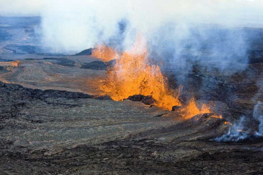 আদমসুমারি অনুযায়ী, হাওয়াই বা ‘বিগ আইল্যান্ড’ প্রায় ৪০০০ বর্গমাইল জুড়ে বিস্তৃত। জনসংখ্যা মাত্র দু’লক্ষ। অর্থাৎ প্রতি বর্গ মাইলে ৫০ জনেরও কম মানুষ বসবাস করে।