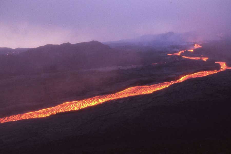 লাভার ফলে সৃষ্ট ছাইয়ে  চোখ এবং ফুসফুসে প্রদাহ সৃষ্টি করতে পারে বলেও স্থানীয় হাওয়া অফিস জানিয়েছে।