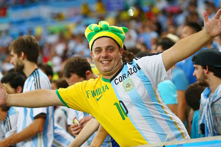 ফুটবল মাঠের আয়তক্ষেত্রে দৃষ্টিনন্দন ফুল ফোটানোর সবচেয়ে বড় মালি কে? এই প্রশ্নের জবাব দিতে কাউকেই বিশেষ মাথা খাটাতে হয় না। একবাক্যে উত্তর, ব্রাজিল এবং আর্জেন্টিনা। যদিও এখন দু’দলই সেই দৃষ্টিনন্দন ফুটবল থেকে অনেকটাই সরে এসেছে। তবু কাতারে যখন চলছে বিশ্ব ফুটবলের মহাযজ্ঞ, তখন এই দুই দলকে নিয়ে নিত্য চায়ের কাপে তুফান উঠছে। কী তাদের শক্তি, কী-ই বা দুর্বলতা— তা নিয়ে তুলনাত্মক বিশ্লেষণ করল আনন্দবাজার অনলাইন। 