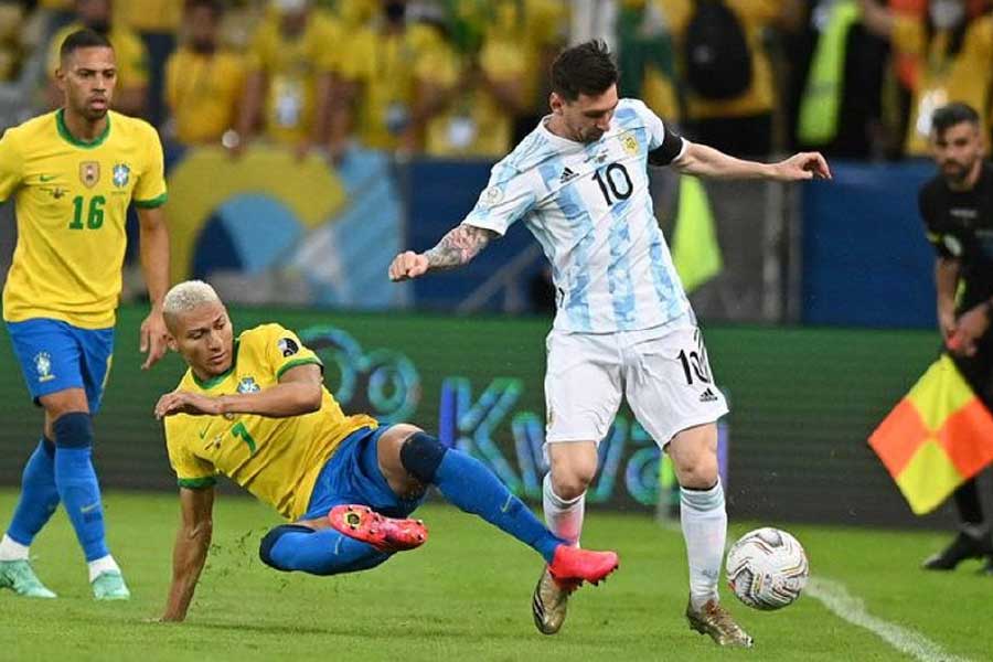 প্রথমে সার্বিয়া, তার পর সুইৎজারল্যান্ড। পর পর দুই প্রতিপক্ষকে ঘায়েল করে ইতিমধ্যেই পরের পর্বে ওঠার ছাড়পত্র পকেটে পুরে ফেলেছে ব্রাজিল। অন্য দিকে, প্রথম ম্যাচে সৌদি আরবের কাছে হারের পর মেক্সিকোর বিরুদ্ধে জয়ের রাজপথে ফিরেছে মেসির আর্জেন্টিনা। কিন্তু সকলের নজর পোল্যান্ড ম্যাচের দিকে। সেই ম্যাচে জিততেই হবে নীল-সাদা জার্সিধারীদের। তবেই পরের রাউন্ডে খেলার সুযোগ পাবে মারাদোনার দেশ। 