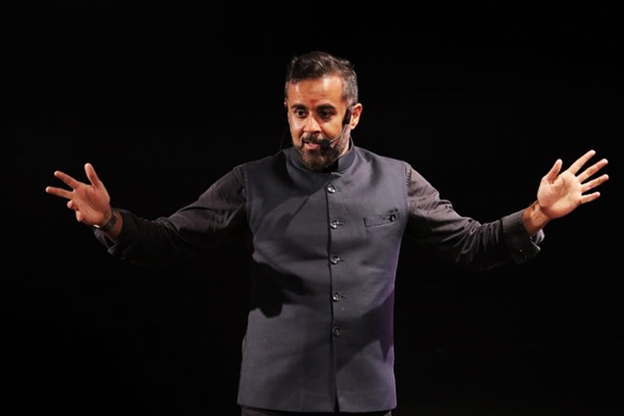 ভারতীয় যুবসমাজ প্রসঙ্গে মন্তব্য করতে গিয়ে চেতন বলেছিলেন, ‘‘এখনকার ভারতীয় যুবসমাজ কেবল মেয়েদের ছবিতে লাইক দিতে জানে। তাই উরফি জাভেদের ছবিতে কোটি কোটি লাইক পড়ে।’’