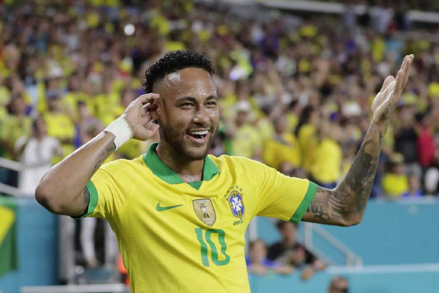 এক নজরে দেখে নেওয়া যাক, এ বারের ব্রাজিল দলের মূলধন ঠিক কী। ইতিহাসের দিকে চোখ ফেরালে বোঝা যায়, ব্রাজিল কিন্তু বরাবরই ব্যক্তিগত নৈপুণ্যের কাঁধে ভর করে এগিয়ে গিয়েছে কাপের দিকে। যা পূর্ণতা পেয়েছে দলগত প্রচেষ্টার মিশেলে। এ বারও তার ব্যতিক্রম হচ্ছে না। এ বার হলুদ জার্সির ‘রিং মাস্টারে’র নাম নেমার দ্য সিলভা স্যান্টোস জুনিয়র। 