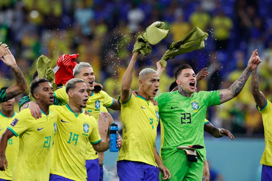ব্রাজিলের এ বারের দলটিকে দেখে মনে হওয়া স্বাভাবিক রাশিয়ার ভুলত্রুটি এ বার আর রাখতে চাইছে না পেলের দেশ। তিনকাঠির তলায় এক জনকে রেখে দশ জনে মিলে যে গতিতে উঠছেন, সেই গতিতেই নেমে আসছেন। মূলত আক্রমণাত্মক খেলার জন্যেই ব্রাজিলের পরিচিতি। কাতারের মাঠে সেই চিরচেনা ব্রাজিলই হাজির। 