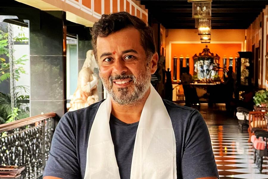 এখানেই না থেমে চেতন আরও বলেন, ‘‘এক দিকে সীমান্তে থাকা জওয়ান যাঁরা কার্গিলে বসে দেশকে রক্ষা করছেন। অন্য দিকে,  এক দল কম্বলের তলায় ঢুকে উরফির ছবি দেখছে।’’