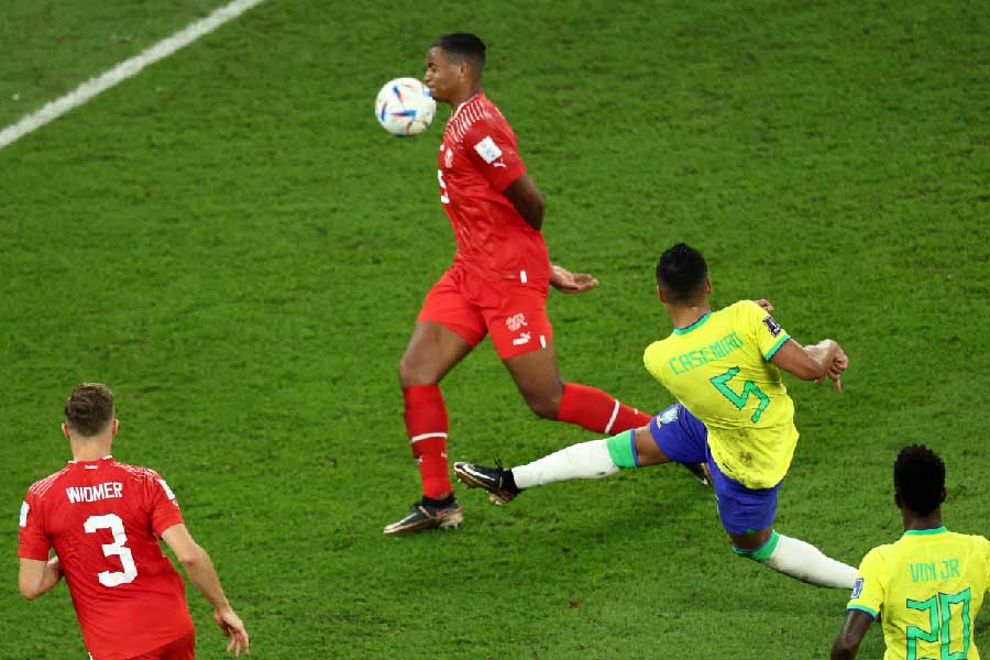 নেমার রিং মাস্টার বটে, কিন্তু মাস্টার রিংয়ে না থাকলেও সেই অভাব ঢেকে দিচ্ছেন বাকিরা। হাতেগরম উদাহরণ, সুইৎজ়ারল্যান্ড ম্যাচ। গোটা মাঠ জুড়ে রাজত্ব করেছে নেমারহীন ব্রাজিল। কাসেমিরোর ডান পায়ের জোরালো শট মুহূর্তে চুরমার করে দিয়েছে সুইস আল্পসের মতো দুর্ভেদ্য রক্ষণ। আবার প্রমাণিত, শুধু রক্ষণে লোক বাড়িয়ে আক্রমণাত্মক ফুটবলকে ঠেকানো যায় না। 