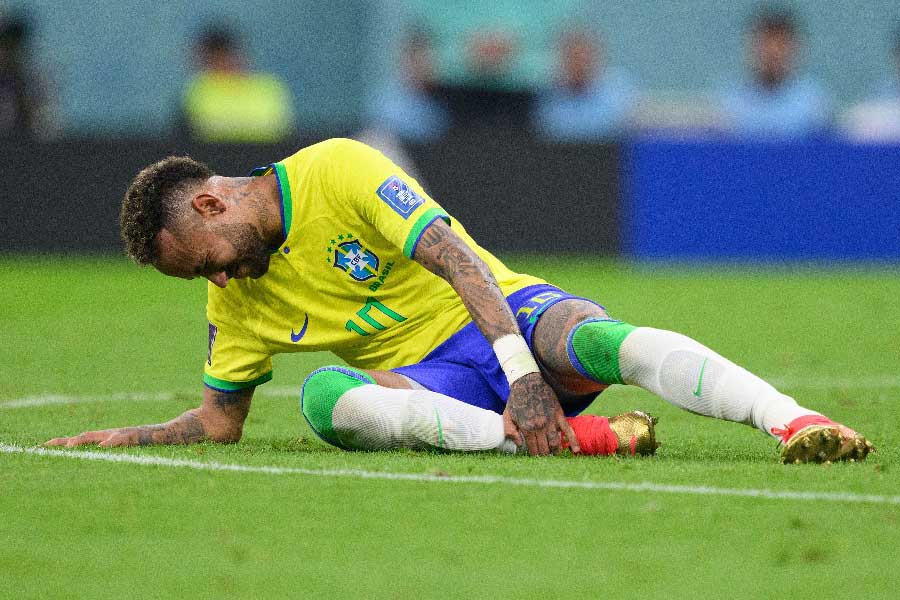 তবে এই ব্রাজিলকে নিয়ে থাকছে একাধিক প্রশ্নও। লাতিন আমেরিকার দলগুলোর মধ্যে সাধারণত দেখা যায়, এক জন গোটা ম্যাচ পরিচালনা করছেন, আবার গোল করে দলকেও জেতাচ্ছেন। এ বারের ব্রাজিল দল এখনও পর্যন্ত খেলেছে যে দুই প্রতিপক্ষের বিরুদ্ধে তাদের দক্ষতা এবং ক্ষমতা পরীক্ষিত নয়। পরের পর্বে আরও কঠিন লড়াই। সেখানে নেমারকে (যদি খেলেন) বোতলবন্দি করে ফেলা গেলে ব্রাজিলের ফুল ফোটানো অব্যাহত থাকবে কি? সাম্প্রতিক ইতিহাস কিন্তু কপালে ভাঁজ ফেলে দিতে পারে। 