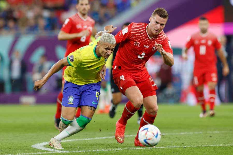 মূলত আক্রমণ নির্ভর খেলা খেলতে পছন্দ করে ব্রাজিল। ইউরোপের ক্লাব ফুটবলেও যে ধারার আমদানি হয়ে গিয়েছে। অন্যান্য শক্তিশালী দল ব্রাজিলকে রুখতে তাই পাল্টা আক্রমণের রাস্তাতেই হাঁটছে। সে ক্ষেত্রে ব্রাজিলের রক্ষণ ভাগের ‘টুটাফুটা’ অবস্থা প্রকাশ্যে বেরিয়ে পড়ার ঘোর আশঙ্কা রয়েছে। 