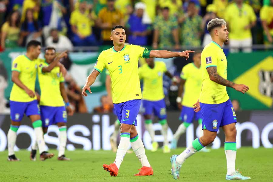 ব্রাজিল কি অতিরিক্ত নেমার নির্ভর? সুইৎজ়ারল্যান্ড ম্যাচের পর অবশ্য এই প্রশ্ন উড়িয়ে দিচ্ছেন ব্রাজিল ভক্তরা। প্রশ্নটা কিন্তু তবুও উঁকিঝুঁকি মেরে যাচ্ছে। আর এই প্রশ্ন থেকে জন্ম নিচ্ছে আশঙ্কার চোরাস্রোত। নেমারের দক্ষতার ফুটবলার কিন্তু ব্রাজিল দলে আর নেই। পরের পর্বে নেমার নির্ভরতার খেসারত দিতে হতে পারে কি ব্রাজিলকে? 