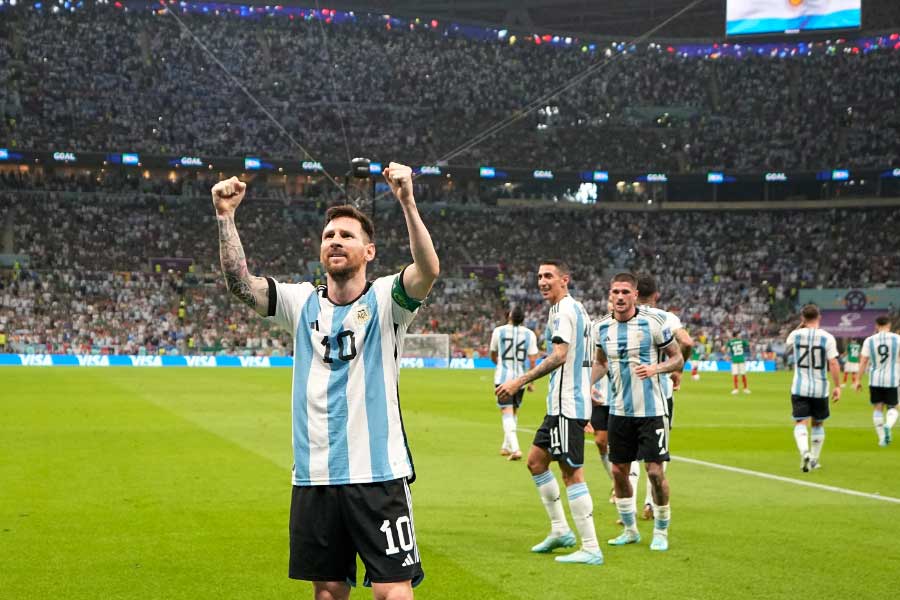 এ বার আর্জেন্টিনা। তাদের মূলধনও সেই মেসি। দুই ম্যাচেই গোল করে তার স্বাক্ষরও রেখেছেন তর্কাতীত ভাবে বিশ্বের সর্বকালের অন্যতম এই সেরা বল প্লেয়ার। প্রথম ম্যাচে পেনাল্টি এবং দ্বিতীয় ম্যাচে বহুদূর থেকে চকিতে গড়ানো শটে তিন কাঠি ভেদ করেছেন মেসি। জীবনের শেষ বিশ্বকাপে তাই মেসির কাছ থেকে আরও এমন মুহূর্তের অপেক্ষায় ফুটবলপ্রেমীরা। 
