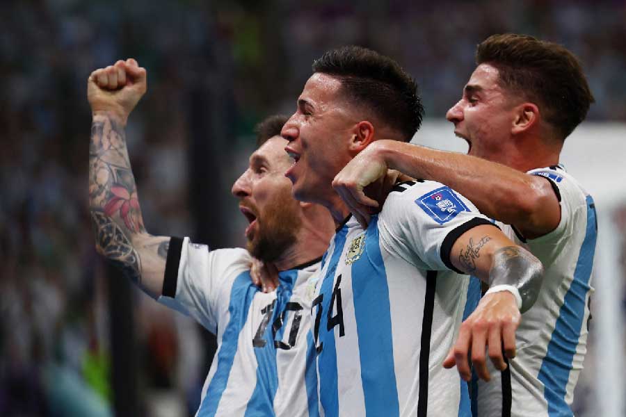 তাঁর জন্য যে জ়োনাল মার্কিংয়ের বন্দোবস্ত করে রাখবে প্রতিপক্ষ, তা মেসির কাছে অজানা নয়। ঠিক তেমনই বিপক্ষ দলেরও অজানা নয়, মার্কিংয়ের সামান্য ভুলচুকেও মেসি বল জড়িয়ে দেবেন জালে। অঙ্কের বিচারে এতে বিপক্ষ দলের সাফল্যের সম্ভাবনা যতটা, বিপক্ষ দলের ব্যর্থ হওয়ার সম্ভাবনাও ঠিক ততটাই। এ ক্ষেত্রে আর্জেন্টিনার সমর্থকদের গলার জোর বাড়াচ্ছে তরুণ ফের্নান্দেসের অনবদ্য গোল। স্কিলের বিচারে একশোয় একশো! এমন ফুটবলার দলে থাকলে মেসিকে আটকেও লাভ হবে কি?