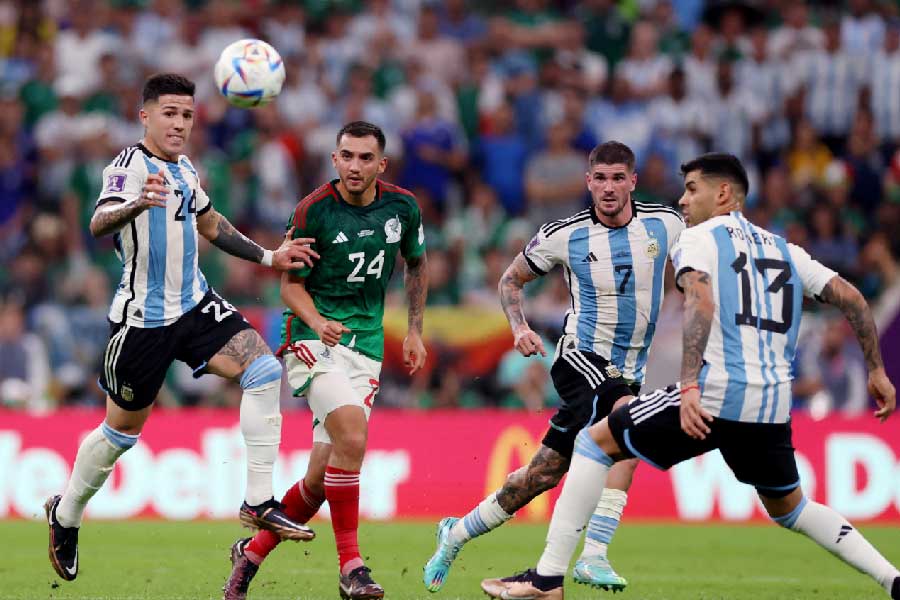 মেসি যেমন মাঝমাঠ থেকে এগোচ্ছেন, দি মারিয়া তেমনই উইং ধরে রকেট হানা চালাচ্ছেন। ‘ইউটিলিটি’ ফুটবলের অসাধারণ নজির এ বারের দি মারিয়া। যেখানে বল, সেখানেই দি মারিয়া। এই পরিস্থিতিতে মেসি পাশে পাচ্ছেন এমনই কয়েক জনকে, যাঁরা ৯০ মিনিট দৌড়চ্ছেন তো ঠিকই, পাশাপাশি মাথা খাটিয়ে সাজাচ্ছেন দলের খেলা। বিপক্ষ কোচকে আলাদা করে ছক কষতেই হবে দি মারিয়াদের নিয়েও। কারণ, এই দলটি দীর্ঘ দিন ধরে রেখেছেন কোচ লিয়ো স্কালোনি। তারই ঝলক দেখা গিয়েছে মেক্সিকো ম্যাচে। টানা অপরাজিত থাকার রেকর্ডও অ্যালবিসেলেস্তের ঝুলিতে। তার ফল কাতারের মাঠে পড়ছে। অতি আত্মবিশ্বাসী হয়ে সৌদি ম্যাচে ভরাডুবির পর মেক্সিকো ম্যাচে কিন্তু অন্য আর্জেন্টিনাকে দেখা গিয়েছে। পোল্যান্ড ম্যাচেও তারই পুনরাবৃত্তির সম্ভাবনা ষোল আনা। 