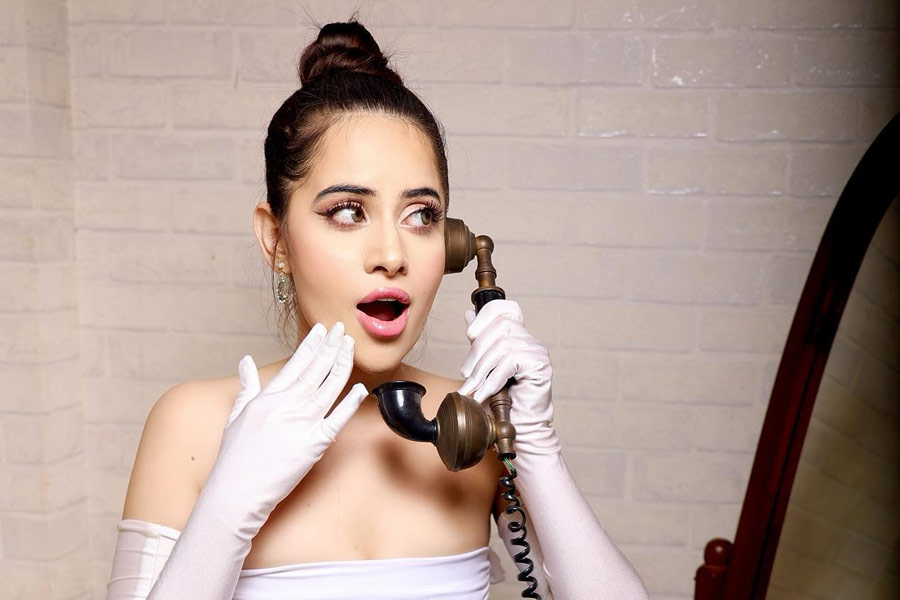 তবে হাসি-ঠাট্টায় কখনও দমে যাননি উরফি। তিনি কখনও স্তনে স্টিকার লাগিয়ে অবলীলায় এসেছেন ক্যামেরার সামনে, কখনও আবার ঊর্ধ্বাঙ্গে কিছু না পরে হাতে গ্লাস নিয়ে ঢেকেছেন বক্ষযুগল।