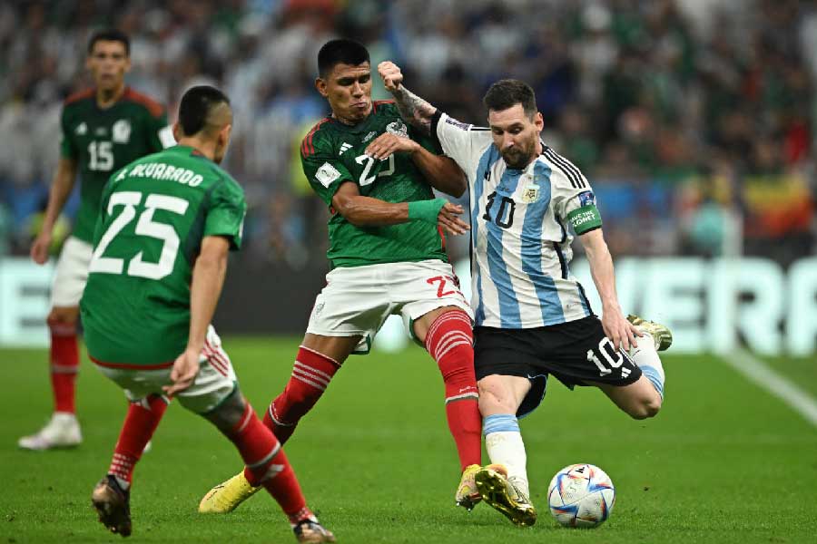 মেসি, দি মারিয়াদের দুর্বলতা কোথায়? এক কথায় উত্তর হল, মাঝমাঠ। মধ্যিখানে আলপনা দেওয়ার মতো ফুটবলারের দেখা মেলেনি এখনও। লিসান্দ্রো মার্টিনেজ়, গুইদো রড্রিগেজ়, অ্যালেক্স ম্যাক অ্যালিস্টার বা আলেজ়ান্দ্রো গোমেজ়, লিয়ানদ্রো পারেদেসদের দক্ষতা কেমন তা ক্লাব ফুটবলে প্রমাণিত। কিন্তু নীল-সাদা জার্সিতে বিশ্বের ফুটবল মহাযজ্ঞের মঞ্চে তা এখনও প্রকাশিত হওয়ার অপেক্ষায়।