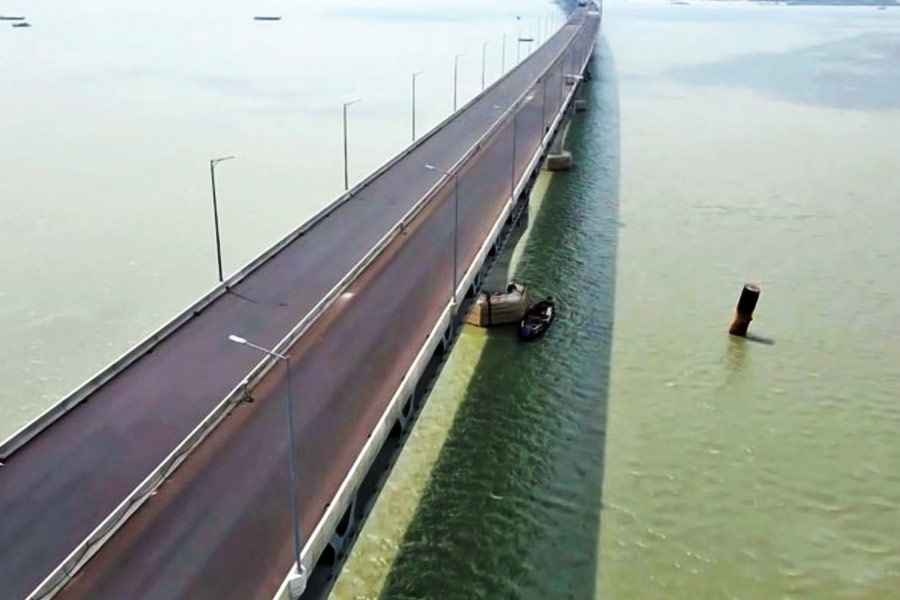 পদ্মা সেতু প্রকল্প অনুমোদন পায় ২০০৭ সালে। সে সময় ব্যয় ধরা হয়েছিল ১০ হাজার ১৬২ কোটি টাকা। সেতু বিভাগ সূত্রে জানা গিয়েছে, ঠিকাদারের আয়ের উপর কর ও পণ্যের কর বৃদ্ধি, বাংলাদেশি টাকার সঙ্গে ডলারের বিনিময়ে মূল্যবৃদ্ধি, নদীবাঁধ ভাঙন, ফেরিঘাট স্থানান্তর, সেতুর জন্য যন্ত্রপাতি কেনা ও নকশায় কিছু সংশোধনের জন্য ব্যয় বেড়েছে। 