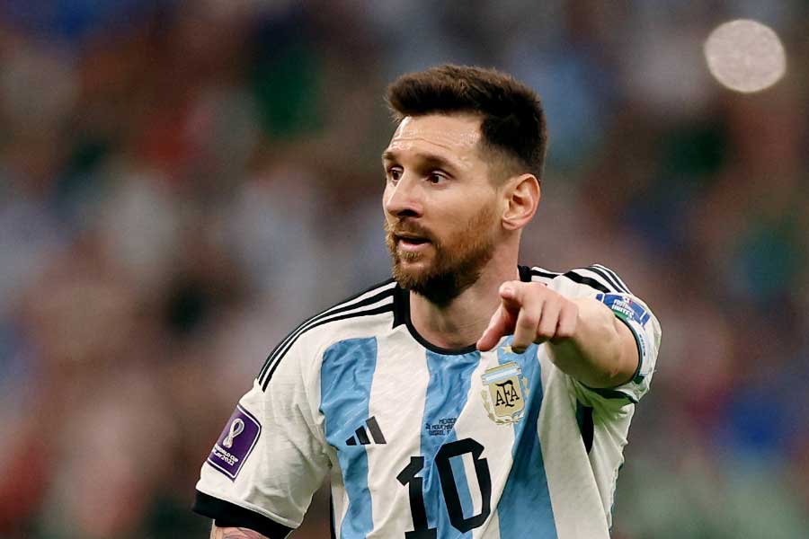 সৌদি ম্যাচের দ্বিতীয়ার্ধে পাঁচ মিনিটের ব্যবধানে দু’টি গোল বুঝিয়ে দিয়েছিল, আপাতদৃষ্টিতে আর্জেন্টিনার রক্ষণকে জমাট মনে হলেও চাপের মুখে তা ভেঙে পড়তে সময় নেয় না। যদিও সেই ত্রুটি মেক্সিকো ম্যাচে দেখা যায়নি। তবুও শক্তিশালী দলের পর পর আক্রমণ ঠেকানোর মতো দক্ষতা মারাদোনার দেশের রক্ষণের আছে কি না তা নিয়ে কেউ প্রশ্ন তুলতেই পারেন। জবাব খুঁজতে দিশেহারা হতে হবে কোচ স্কালোনিকে। 