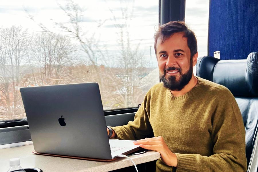 চেতন ভগত প্রথম বিতর্কের কারণে শিরোনামে উঠে আসেন ২০১৮ সালে। ‘মি টু’ আন্দোলনের সময় তাঁর সঙ্গে কথোপকথন ফাঁস করেন এক মহিলা। সেই কথোপকথনের বিষয়টি অস্বীকার করতে পারেননি লেখক।