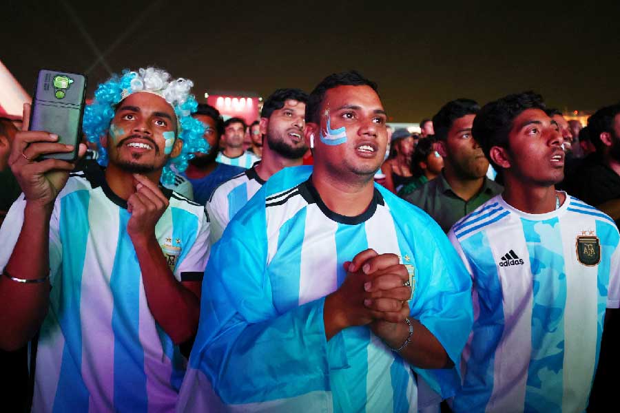 আর্জেন্টিনা দলের বিরুদ্ধে প্রায় প্রতি বারই একটা অভিযোগ শোনা যায়, তা হল, মেসি ছাড়া সঠিক সময়ে গোল করার লোক আর কেউ নেই। শক্তিশালী প্রতিপক্ষের বিরুদ্ধে কঠিন ম্যাচে দি মারিয়ার ব্যর্থ হওয়ার নজির একাধিক। অনেকেই কোপা ফাইনালের কথা মনে করিয়ে দিচ্ছেন। কোপা জিতলেও বিশ্বকাপ অনেক কঠিন ঠাঁই। ফলে প্রশ্ন থাকছে, চাপের মুখে দল হিসাবে আর্জেন্টিনা কেমন খেলবে তা নিয়ে। আরও স্পষ্ট করে বললে, মেসি কেমন খেলবেন, তা নিয়ে। সমালোচকদের অনেকে এই প্রেক্ষিতে বলে ফেলছেন সেই কথাটি, যা মারাদোনার আমল থেকেই সত্য। আর্জেন্টিনার শক্তি যেমন মেসি, দুর্বলতার নামটিও তাই। 