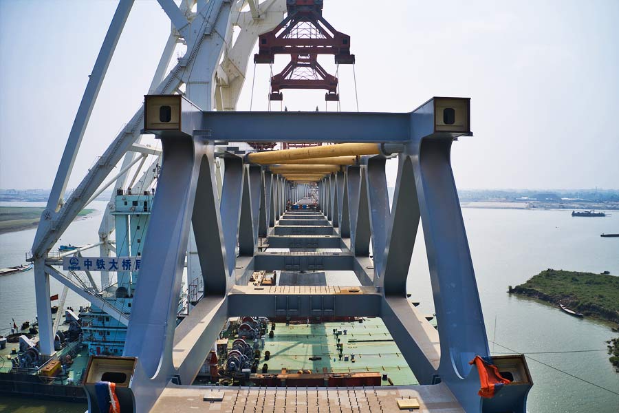 পদ্মা সেতু প্রকল্পের মেয়াদ আগামী জুন মাস পর্যন্ত। তবে নির্মাণকাজের মেয়াদ গত জুন মাসেই শেষ হয়েছে। ঠিকাদারদের বকেয়া মেটানোর কাজ চলছে। পাশাপাশি ছোটখাটো মেরামতির কাজ করা হচ্ছে। নদীবাঁধ মেরামতের কাজ নির্ধারিত সময়ে সম্পন্ন না হওয়ায় তা আরও এক বছর বাড়ানো হচ্ছে বলে খবর। 