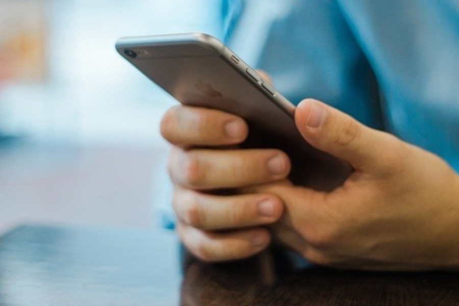 প্রকাশ্যে আসা সেই কথোপকথনে দেখা গিয়েছিল, চেতন ওই মহিলার সঙ্গে ঘনিষ্ঠ হতে চাইছেন। তিনি লিখেছেন, ‘‘তুমি মিষ্টি, মজাদার এবং খুবই ভাল মনের মানুষ। তাই আমি ঠিক করেছি, তোমার সঙ্গে ঘনিষ্ঠতা করব। কিছু তো বল।’’ 