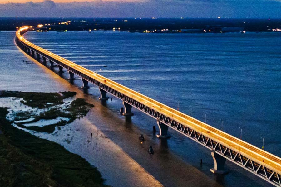 সেতু বিভাগ সূত্রে খবর, সরকারের কর বৃদ্ধির কারণে সবচেয়ে বেশি খরচ বেড়েছে। এতে প্রকল্পের খরচ বেড়েছে ৬৮৭ কোটি টাকা। মূল সেতু ও নদীবাঁধ মেরামতের কাজ করছে চিনের ঠিকাদার সংস্থা। প্রকল্পের জন্য ব্যবহৃত সামগ্রীর বড় অংশই চিনের। বিদেশি পণ্য কেনার খরচ ডলারে শোধ করতে হয়েছে। ডলারের দাম বেড়েছে। ফলে বেড়েছে খরচ। 