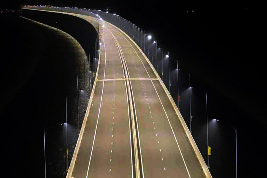 নির্মাণকাজের তদারকি করছে দক্ষিণ কোরিয়ার কোরিয়া এক্সপ্রেসওয়ে কর্পোরেশন। ওই সংস্থার পরামর্শদাতাদের অধিকাংশই বিদেশি। ২০১৪ সালের নভেম্বরে ওই সংস্থাকে দায়িত্ব দেওয়া হয়েছিল। কাজের জন্য সংস্থার মেয়াদ ধার্য করা হয়েছিল ২০১৯ সালের নভেম্বর মাস পর্যন্ত। কিন্তু সময়মতো কাজ শেষ না হওয়ায় ওই প্রতিষ্ঠানের জন্য এখনও খরচ বইতে হচ্ছে। এর ফলে প্রায় ৬০০ কোটি টাকা ব্যয় বৃদ্ধি হয়েছে। 