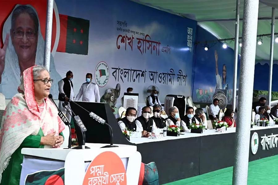 যান চলাচল শুরুর পর সেতুতে বেশ কিছু যন্ত্র, অপটিক ফাইবার কেবল বসানোর কাজ চলছে। সেই সঙ্গে টোল প্লাজার কাছে বাস বে তৈরি, ট্রাকের জন্য আলাদা লেন তৈরির কাজও প্রকল্পের টাকা থেকে করা হচ্ছে। এই খাতে ব্যয় বেড়েছে ২১৫ কোটি টাকা। 