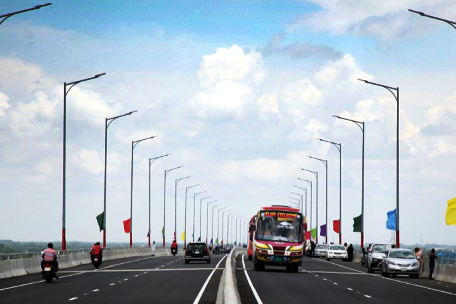 সেতু তৈরির জন্য মাওয়া ও কাঁঠালবাড়িতে ফেরিঘাট স্থানান্তর করতে হয়েছে। এ জন্য বাড়তি খরচ হয়েছে। পাশাপাশি ভাঙনের মুখে মাওয়া ফেরিঘাট। তা মেরামত করা হয়েছে। এ সব কাজের জন্য প্রকল্প থেকে প্রায় ৩৫০ কোটি টাকা খরচ হয়েছে। 