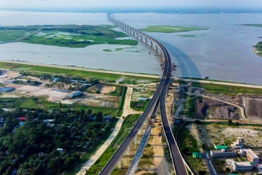 জাঁকজমক করে পদ্মা সেতুর উদ্বোধন করা হয়েছিল। মাওয়া ও জাজিরায় মূল উদ্বোধনী অনুষ্ঠান হয়েছিল। পাশাপাশি সমস্ত জেলায় আতশবাজি পোড়ানো-সহ নানা কর্মসূচি নেওয়া হয়েছিল। এ জন্য যা খরচ হয়েছে, তা নেওয়া হয়েছে সেতু প্রকল্পের টাকা থেকে। এ জন্য ৮৯ কোটি টাকা খরচ হয়েছে। 