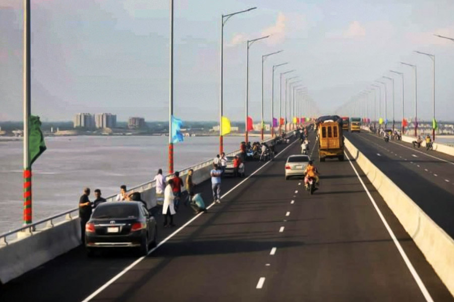 প্রসঙ্গত, ১৯৯৬ সালে আওয়ামি লিগ ক্ষমতায় আসার পর পদ্মা সেতু নির্মাণের উদ্যোগ শুরু হয়। ২০০১ সালের ৪ জুলাই মাওয়া পয়েন্টে আনুষ্ঠানিক ভাবে পদ্মা সেতুর ভিত্তিপ্রস্তর স্থাপন করেছিলেন হাসিনা।