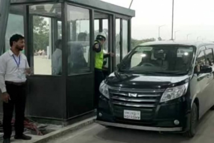 পদ্মা সেতুর নকশা তাক লাগিয়েছে বিশ্বকে। এই সেতুটি গড়তে নিজেদের পরিশ্রম উজাড় করে দিয়েছেন দেশ-বিদেশের বিশেষজ্ঞরা। বাংলাদেশের সংবাদমাধ্যম ২৪ লাইভ নিউজপেপারের তথ্য অনুযায়ী, পদ্মা সেতু তৈরি করতে ব্যবহার করা হয়েছে বিশ্বের সবচেয়ে দামি সিমেন্ট। পদ্মা সেতুর নীচ দিয়ে তৈরি করা হচ্ছে রেলপথ। সেখান দিয়ে ছুটবে ট্রেন।