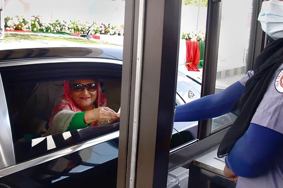 জানা গিয়েছে, পদ্মা সেতুর দৈর্ঘ্য (জলের অংশ) ৬.১৫ কিমি। স্থলভাগের অংশ ধরে সেতুটির মোট দৈর্ঘ্য ৯ কিমির বেশি। সেতু নির্মাণের কাজ পেয়েছিল চিনের মেজর ব্রিজ ইঞ্জিনিয়ারিং। পদ্মা নদীর দুই পাড়ের সংযোগ (সড়ক ও সার্ভিস এরিয়া) তৈরির দায়িত্ব দেওয়া হয়েছিল বাংলাদেশি সংস্থা আব্দুল মোনেম লিমিটেডকে। মালয়েশিয়ার একটি সংস্থার সঙ্গে হাত মিলিয়ে তারা কাজ করেছে।