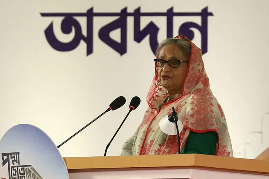 পদ্মা সেতু নিয়ে সে দেশে সরকারে সমালোচনায় সরব হয়েছিল বিরোধীরা। সমালোচনা হয়েছিল উদ্বোধনী অনুষ্ঠানের খরচ নিয়েও। এই বিতর্কের মধ্যেই সেতু প্রকল্পের খরচ বৃদ্ধির বিষয়টি প্রকাশ্যে আসায় চর্চা শুরু হয়েছে।