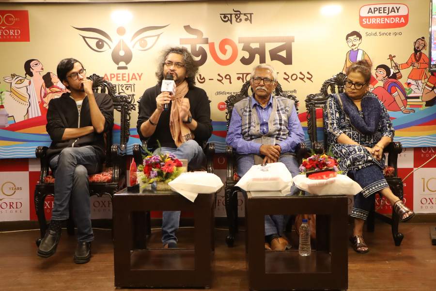 শীতের শুরুতেই কলকাতায় মহাসাড়ম্বরে আয়োজিত হল বাংলা সাহিত্য উৎসবের অষ্টম অধ্যায়। স্বাভাবিক নিয়মেই অতিমারির সময় পেরিয়ে পুরনো ছন্দে ফিরেছিল এই সাহিত্য উৎসব। পার্ক স্ট্রিটের শতাব্দীপ্রাচীন স্টোরে ২৫, ২৬ ও ২৭ নভেম্বর এই অনুষ্ঠান সম্পন্ন হয়। 