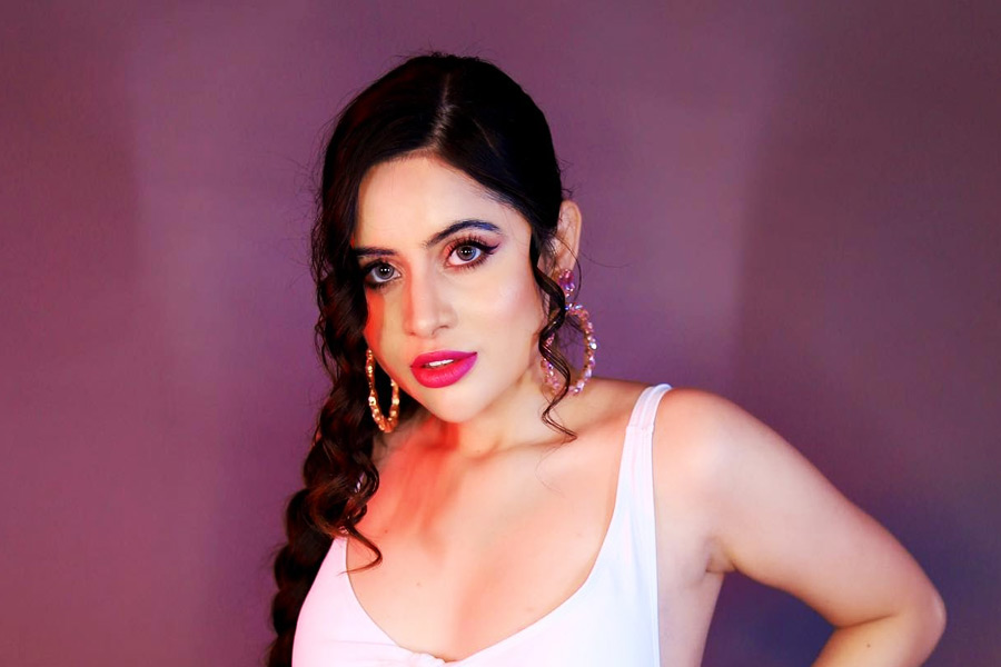 এই পুরনো কথোপকথনের ‘স্ক্রিনশট’ প্রকাশ্যে এনে চেতনকে একহাত নিয়েছেন উরফি। তিনি বলেছেন, ‘‘ওঁর মতো মানুষ সব সময় মেয়েদের দোষই খোঁজেন। এক জন নারীকে তাঁর পোশাক দিয়েই বিচার করেন। আপনি বিকৃতমনস্ক (পারভার্ট) বলে এমন নয় যে, মেয়েটির দোষ রয়েছে।’’