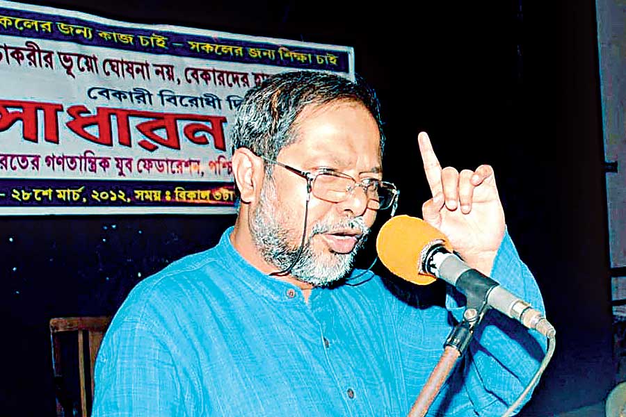 রাজ্যে ৩৪ বছরের বাম আমলের দুই মুখ্যমন্ত্রী জ্যোতি বসু এবং বুদ্ধদেব ভট্টাচার্য। সেই দুই মুখ্যমন্ত্রীরই মন্ত্রিসভার সদস্য ছিলেন সদ্যপ্রয়াত সিপিএম নেতা মানব মুখোপাধ্যায়।