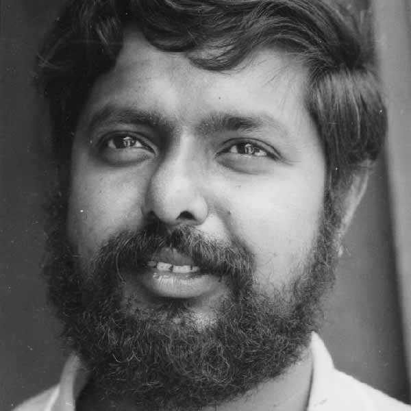 ১৯৫৫ সালের ২৪ অগস্ট টালিগঞ্জের হরিপদ দত্ত লেনে জন্ম হয়েছিল মানবের।