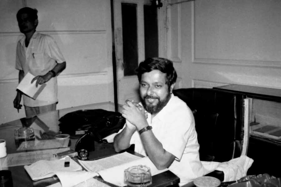 যোধপুর পার্ক বয়েজ হাইস্কুল থেকে পড়াশোনা করেছিলেন। এর পর সেন্ট জেভিয়ার্স কলেজ থেকে পড়াশোনা করেন। কলকাতা বিশ্ববিদ্যালয়ের বিজনেস ম্যানেজমেন্টের ছাত্র ছিলেন মানব।