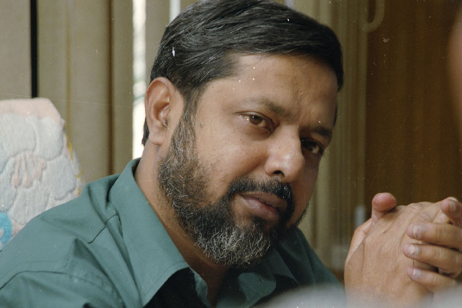 ছাত্রাবস্থাতেই বাম রাজনীতির প্রতি আকৃষ্ট হয়েছিলেন মানব। কলকাতা বিশ্ববিদ্যালয়ের পড়াশোনা শেষ না করেই তিনি যোগ দেন সিপিএমে।