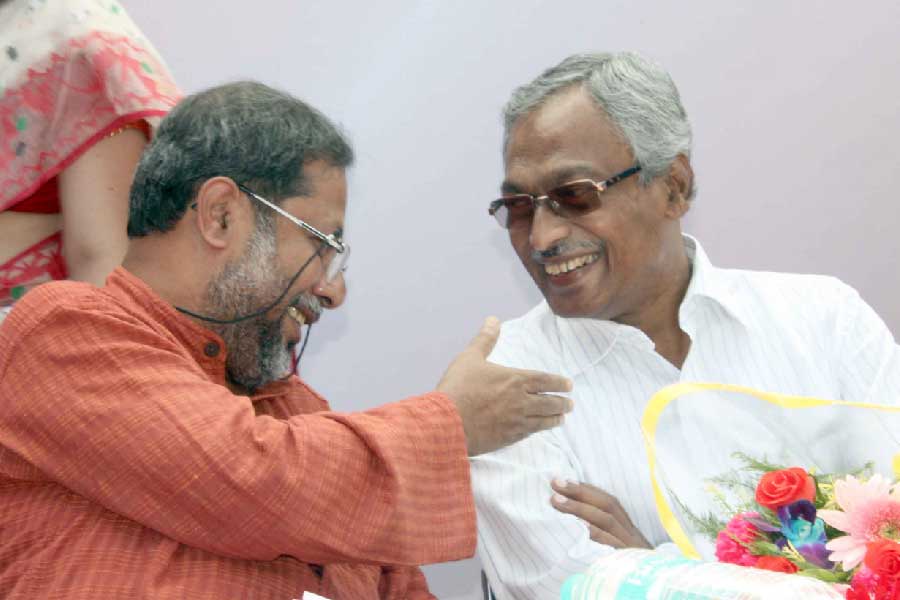 ১৯৮৬ সালে পার্টির কলকাতা জেলা কমিটির সদস্য হন মানব। ১৯৮৭ সালে বাম যুব সংগঠনটির পশ্চিমবঙ্গের মুখপত্রের সম্পাদক হন তিনি।